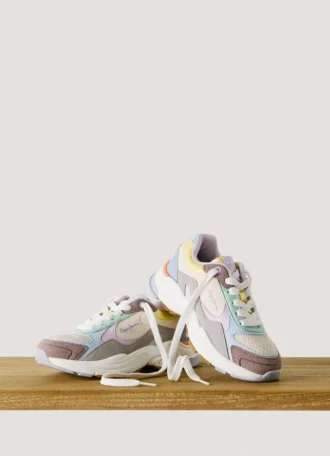 Buty sportowe z elementami łączącymi