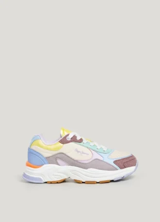 Buty sportowe z elementami łączącymi