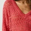 Sweter z dekoltem w serek i ażurowym wzorem Sweter z dekoltem w serek i ażurowym wzorem