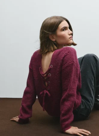 Sweter z dzianiny z dekoltem w serek