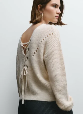 Sweter z dzianiny z dekoltem w serek