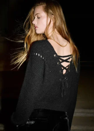 Sweter z dzianiny z dekoltem w serek