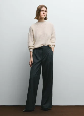 Sweter z dzianiny z dekoltem w serek