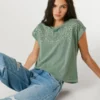 T-shirt z ażurowymi kwiatowymi detalami T-shirt z ażurowymi kwiatowymi detalami