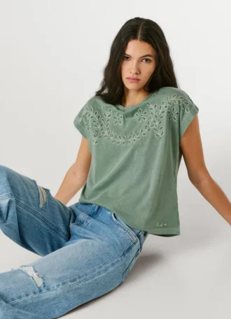 T-shirt z ażurowymi kwiatowymi detalami