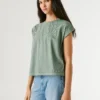 T-shirt z ażurowymi kwiatowymi detalami T-shirt z ażurowymi kwiatowymi detalami