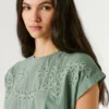 T-shirt z ażurowymi kwiatowymi detalami T-shirt z ażurowymi kwiatowymi detalami