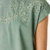 T-shirt z ażurowymi kwiatowymi detalami T-shirt z ażurowymi kwiatowymi detalami