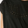 T-shirt z ażurowymi kwiatowymi detalami T-shirt z ażurowymi kwiatowymi detalami
