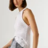 Top z szyjką typu halter wykonany na szydełku Top z szyjką typu halter wykonany na szydełku