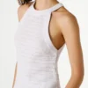 Top z szyjką typu halter wykonany na szydełku Top z szyjką typu halter wykonany na szydełku